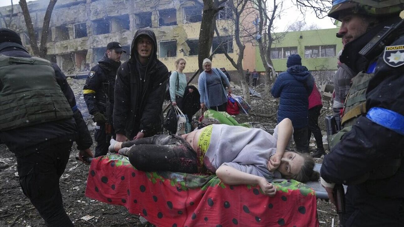 Παγκόσμιο «σοκ» από την επίθεση σε αμάχους στην Μαριούπολη - Η Μόσχα ομολογεί τον βομβαρδισμό
