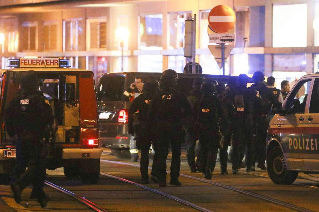 Τρόμος στην Βιέννη: Εν ψυχρώ εκτέλεση από τρομοκράτη - Τουλάχιστον 7 νεκροί