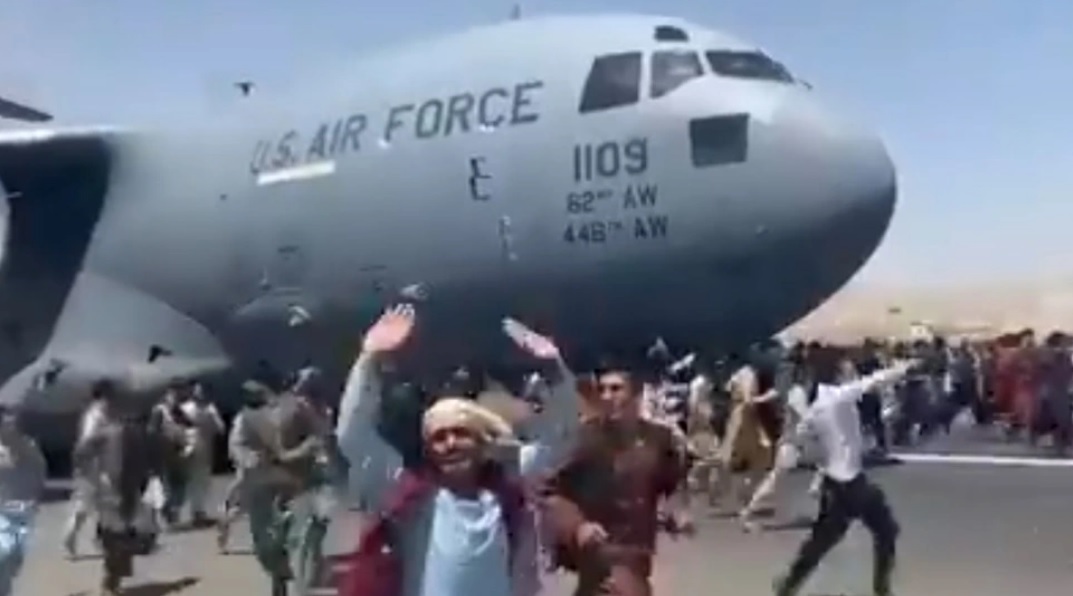 Αφγανιστάν: Σοκαριστικές σκηνές από το αεροδρόμιο της Καμπούλ - Πληροφορίες για νεκρούς