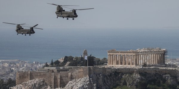 25η Μαρτίου: Κατάθεση στεφάνων στην άδεια Αθήνα - Πτήσεις μαχητικών στο Σύνταγμα